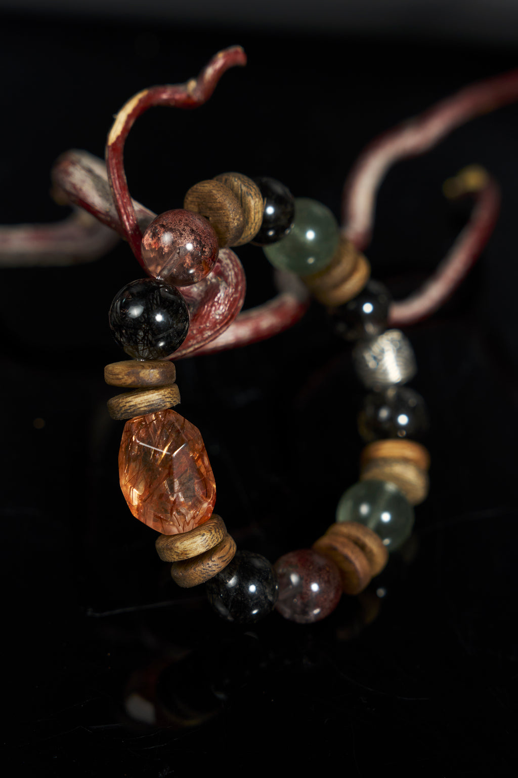 深金色發晶-紅綠幻影沉香木手鍊